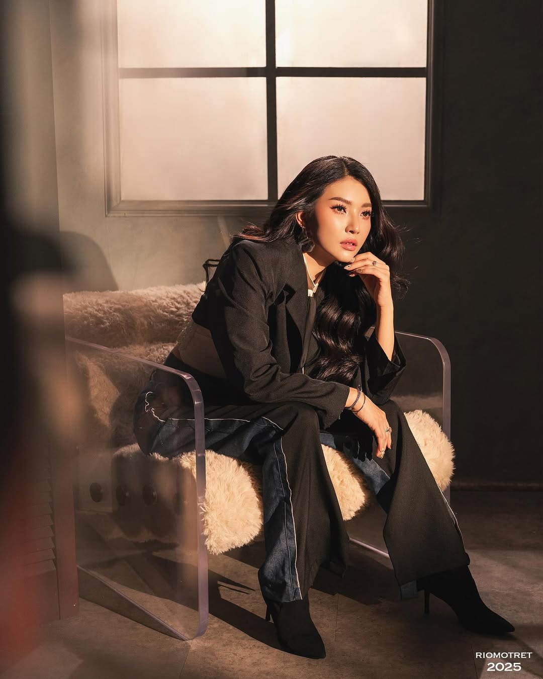 Komta campaign portrait in acrylic chair